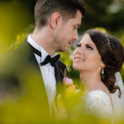 mire si mireasa in ziua nuntii, fotografie in natura, zile insorite