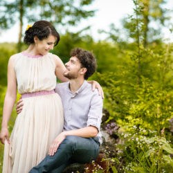 cuplu razand, fotografie in natura, vara