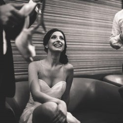 fotografie de nunta alb-negru, mireasa si invitati la petrecere