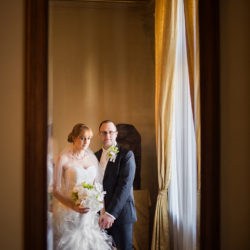 cuplu in ziua nuntii, fotografie de nunta in interior, oglinda