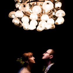cuplu sub lumina unui candelabru, fotografie de nunta in interior