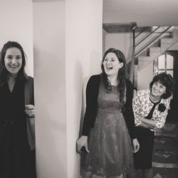 momente de fericire inainte de nunta, zambete, stare de bine, fotografie alb-negru