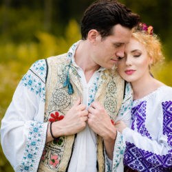 miri in port traditional in ziua nuntii, zi de vara