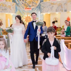 miri zambind la iesirea din Catedrala Catolica din Iasi