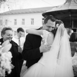 momente ale nuntii, imbratisari de fericire