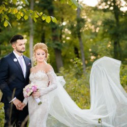 fotografie cu mirii in ziua nuntii, sedinta foto, voal in aer