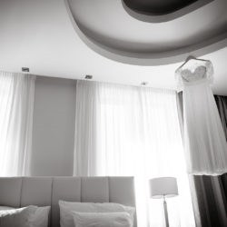 rochie de mireasa fotografiata la interior, alb-negru