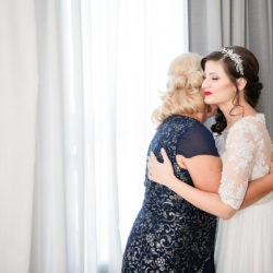 mama si fiica imbratisate, emotii, fotografie de nunta