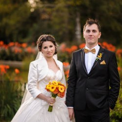 cuplu zambind in ziua nuntii, fotografie de eveniment, nunta, in natura