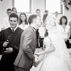 sarut dupa cununia religioasa, fotografie alb-negrui in biserica
