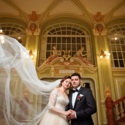 Fotografie de nunta, cuplu in Teatrul National din Iasi