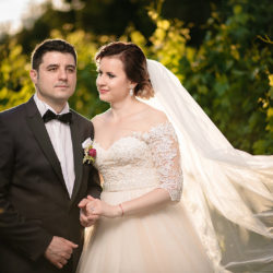 miri tinandu-se de mana intr-o zi de vara cu soare