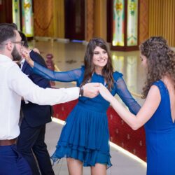 Atmosferă vibrantă la o petrecere de neuitat