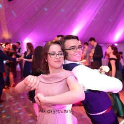 Atmosferă vibrantă la un banchet cu prieteni