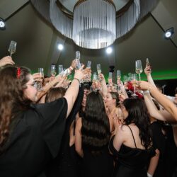 Moment de celebrare a absolvirii