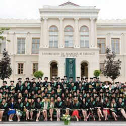 Absolvenți ai Universității de Medicină și Farmacie în fața clădirii principale