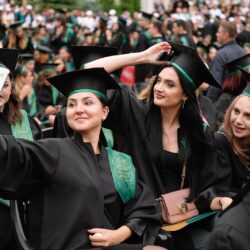 Moment de bucurie la ceremonia de absolvire cu studenti imbracati in robe