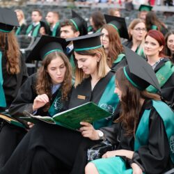 Emoții și bucurie pe fețele studenților în timpul ceremoniei de absolvire