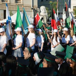 Parade de absolvire cu studenți și steaguri internaționale