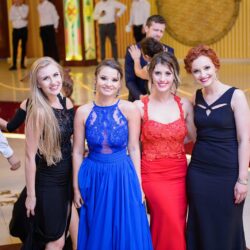 Amintiri frumoase surprinse la o petrecere cu patru fete fericite