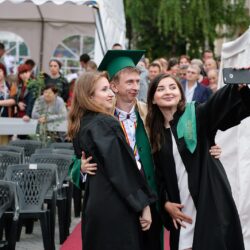 Prieteni care sărbătoresc absolvirea cu un selfie