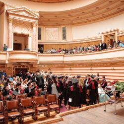 Interiorul unei săli de ceremonie plină de participanți