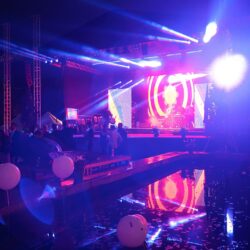 Scena unui eveniment cu efecte de iluminare spectaculoase.