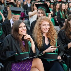 Studenți în robe la ceremonia de absolvire, pregătiți pentru un nou început