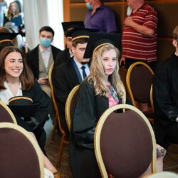 Grup de studenți pregătindu-se pentru ceremonia de absolvire