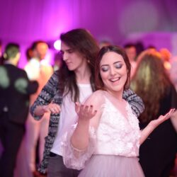 O tânără dansând la o petrecere plină de energie