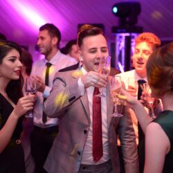 Grup de prieteni ridicând paharele pentru un toast