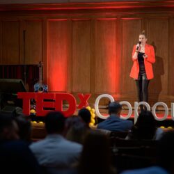 ublic ascultând cu atenție la evenimentul TEDx Copou