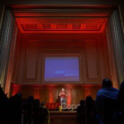 Publicul ascultând cu interes la TEDx Copou