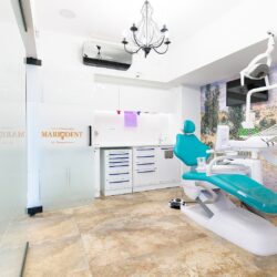 Interior al cabinetului stomatologic Mariodent cu scaun dentar și decor modern
