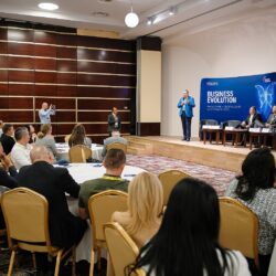 Participanți la conferința despre evoluția afacerilor