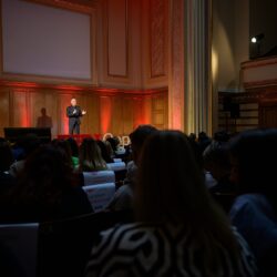 vorbitor pe scena la evenimentul TEDx Copou