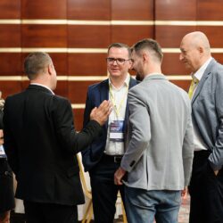 Profesioniști angajați în activități de networking