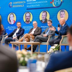 Lideri de afaceri discutând despre strategii la conferința RBL