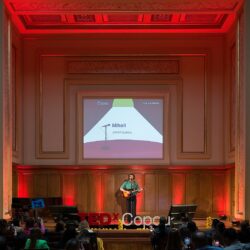 Mihail cântând la TEDx Copou