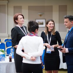 Participanți la un eveniment de networking profesional