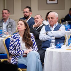 Oameni de afaceri la conferința RBL