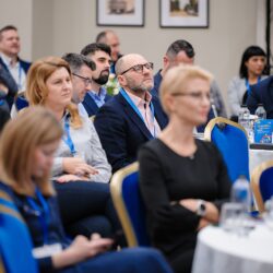 Oameni în sală la o conferința RBL