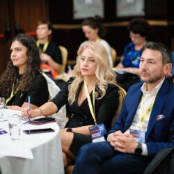 Participanți la conferința, ascultând cu atenție