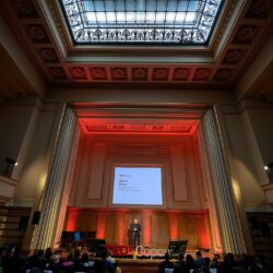 Adrian Ifrene la TEDx Copou, prezentând în fața unui public numeros