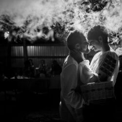 Cuplu îmbrățișându-se într-o atmosferă misterioasă